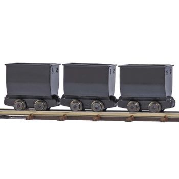 Drei Loren. 3 schwarze Bergwerksloren, magnetische Kupplung. Länge je Wagen: 19 mm.