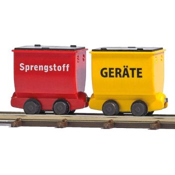 Zwei Loren für Geräte und Sprengstoff. 2 geschlossene Loren zum Transport von Sprengstoff (rote Lore). Mit Magnetkupplungen zur Zugbildung. Länge je