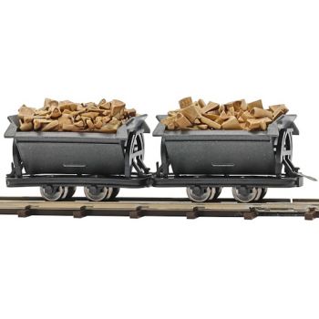 Zwei Loren beladen mit Spaltholz nach einem Vorbild von O & K, Baujahr 1936, 1,5 cbm Inhalt, kippbar, Länge der Wagen 29 + 34 mm