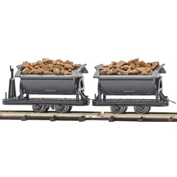 Zwei Kipploren beladen mit Spaltholz, Vorbild von O&K, ein Wagen mit Bremserbühne, Länge der Wagen: 29 und 34 mm