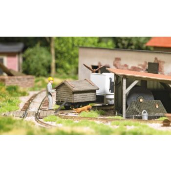 Werkzeugwagen, Spitzdachwagen mit Aufbau aus echtem Holz, Bausatz, Länge 29 mm