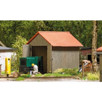 Lokschuppen, Bausatz für einen Feldbahn-Lokschuppen aus echtem Holz, Größe: 64 x 45 mm, Höhe 53 mm