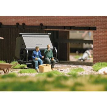 Arbeitspause: 2 Arbeiter, die auf einer Kipplore Pause machen. Mit Schubkarren, Sandhaufen und Bierkasten, Länge der Lore 29 mm