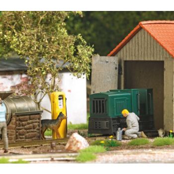 Diesellok ölen - Fahrer, der seine Felbahnlok ölt. Gmeinder 15/18 mit geschlossenem Dach und Ölkanne, Standmodell ohne Antrieb, Länge 36 mm