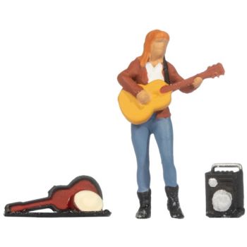 Sound Szene 2.0, Straßenmusik, Nora Weichenherz hofft, dass ein paar Euro in den Gitarrenkasten kommen, singt vom Schicksal, mit Lautsprecher