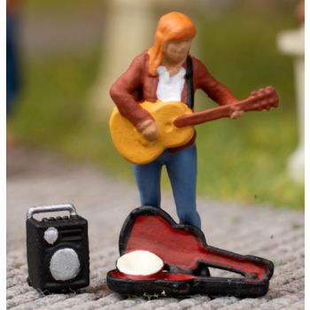 Sound Szene 2.0, Straßenmusik, Nora Weichenherz hofft, dass ein paar Euro in den Gitarrenkasten kommen, singt vom Schicksal, mit Lautsprecher, Spur N