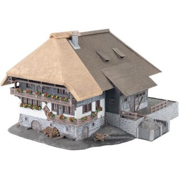 Jubiläumsmodell Schwarzwaldhof mit 2 Figuren, Größe 230 x 220 x 145 mm, Bausatz