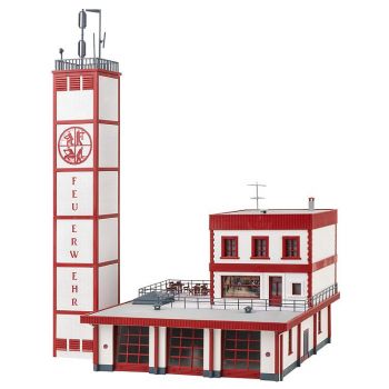 Moderne Feuerwache, Feuerwehrhaus, Fahrzeughalle: 216x225x69 mm, Mannschaftsgebäude 114x114x131 mm, Schlauchturm 56x56x389 mm. Bausatz