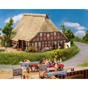 Hallenhaus, historisches Modell eines niederdeutschen Hallenhauses mit Reetdach, patiniertes Modell, 150 x 124 x 96 mm, Bausatz