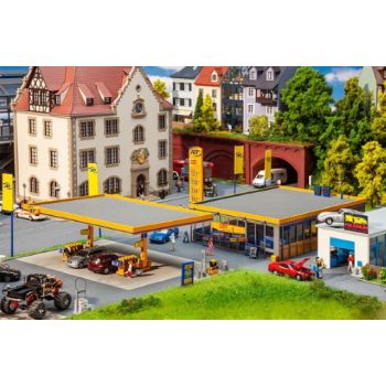 Tankstelle - moderne JET-Tankstelle mit Verkaufsshop, Bausatz, Abmessungen Servicegebäude: 190 x 142 x 60 mm, Tankinselüberdachung: 182 x 124 x 63 mm