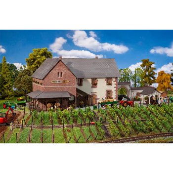Weinkellerei, Weingut, patiniertes Modell, Bausatz, Größe 27,2 x 17,2 x 14,3 cm