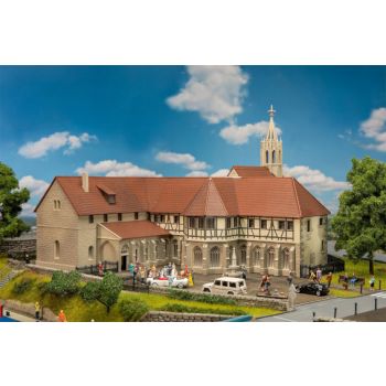 Alte Abtei mit Kreuzgang im gotischen Stil, patiniertes Modell, 405x345x260 mm, Bausatz