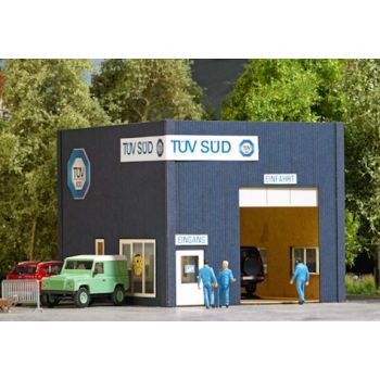 TÜV Süd Service Center, Bausatz moderne Kfz-Halle mit Rolltor, innen mit Hebebühne, inkl.Ausschneidebogen, Größe: 115 mm x 91 mm, Höhe 83 mm