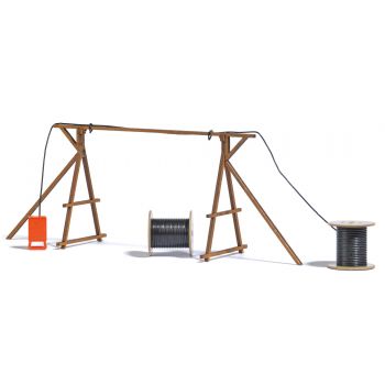 Kabelbrücke mit Baustromvertteiler. Kabelbrücke aus echtem Holz (Durchfahrtsbreite: 70 mm, Durchfahrtshöhe: 50 mm). Mit Stromverteilerkasten und 2