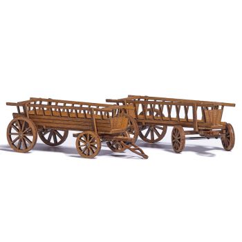Heuwagen, Bausatz für 2 Leiterwagen aus echtem Holz. Mit beweglichen Vorderachsen und Anhängerdeichseln. Länge jeweils 59 mm.
