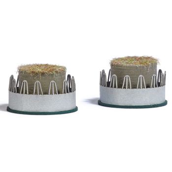 Futterraufen mit Rundballen, Bausatz für 2 Rundballenraufen mit jeweils 14 Fressplätzen für Vieh. Mit 2 Stroh-oder Heu Rundballen.