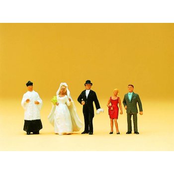 Brautpaar mit katholischem Pfarrer