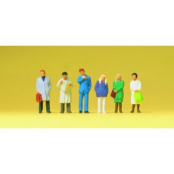 Wartende Reisende am Bahnsteig