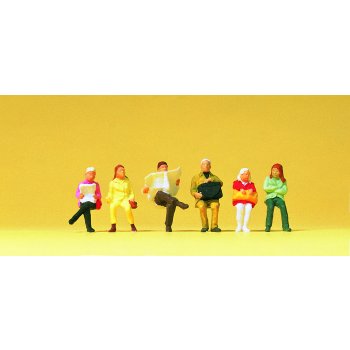 Sitzende Bahnreisende