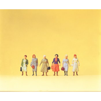 Pendlerinnen auf dem Weg zur Bahn