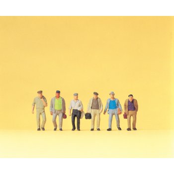 Pendler auf dem Weg zur Bahn