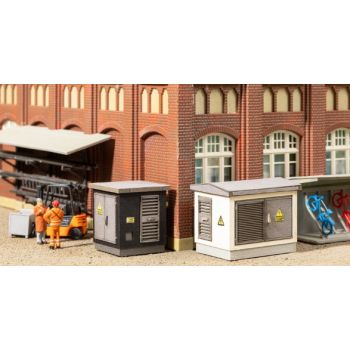 Transformator-Stationen, 2 Stück, 1-mal: 2,6 x 2,6 x 2,8 cm, 1-mal: 3,8 x 2,8 x 3 cm