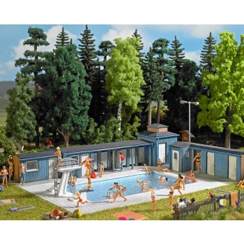 Komplettes Freibad mit Kassenhaus, Metalltor, Umkleidekabinen, Duschen, Toiletten, Betriebsräumen, Bademeisterkabine und Geräteschuppen, Schwimmbecken