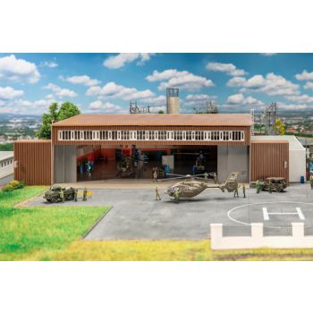 Hangar mit Hubschrauber, Weiträumiges Hallengebäude, Hangar: 548x390x118 mm, Hubschrauber: 140x118x39 mm, Bausatz