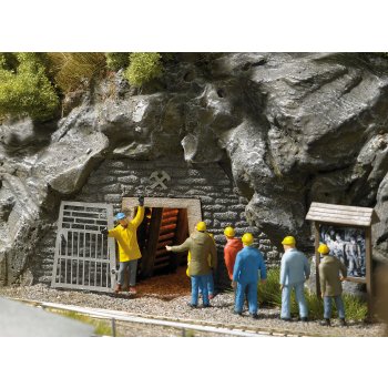 Mundloch, Stolleneingang eines Bergwerkstollens für Bergleute und Gäste eines Besucherbergwerks