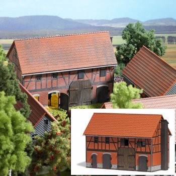 Scheune mit großem Stall bzw. Heuboden, Ziegel/Fachwerkbauweise mit Natursteinsockel, mit Holztoren zum öffnen, Bausatz Größe L/B/H: 15,5 x 8,2 x 10,5