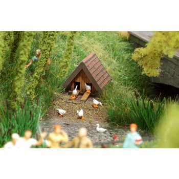 Hasenstall und zwei Hundehütten