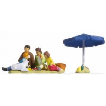 Familie beim Picknick