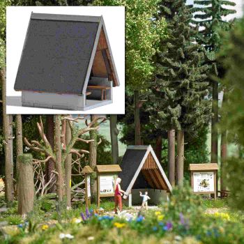 Schutzhütte, die Holzverschalung der Giebelwände ist aus echtem Holz gefertigt, mit Sitzbänken im Innenraum, Größe: 35 x 34 x 40 mm, Bausatz