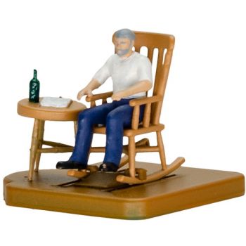 Mann mit Bierflasche im Schaukelstuhl, bewegt - schaukelnd, mit Unterflurantrieb