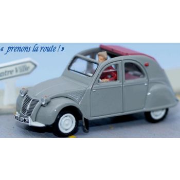 Citroen 2 CV AZLP, grau, gesschlossene Motorhaube, offenes rotes Verdeck mit Fahrer, Baujahr 1958