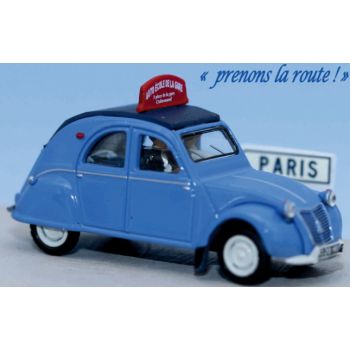 Citroen 2 CV AZLP, Fahrschule mit Dachschild, mit 2 Personen, Baujahr 1958