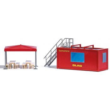 DLRG Tauchcontainer, vorbildgerecht mit Zubehör, Treppe, Zeltpaviillon und Brauereigarnituren, Bausatz 9,9 x 2,8 x 4,2 cm