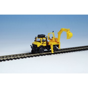 Unimog Zweiwege mit Heckbagger