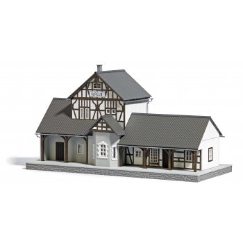 Bahnhof Ilfeld / Harz, Bausatz, (Größe Sockel: 25 x 11 x 0,9 cm, Größe Gebäude: 23,8 x 10,3 x 13 cm)