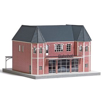 Bahnhof Bad Bentheim. Bausatz, mit Ausschneidebogen der original Bahnhofsschilder. Größe Bahnhof mit Bahnsteigüberdachung: 218 x 222 x 15 mm.