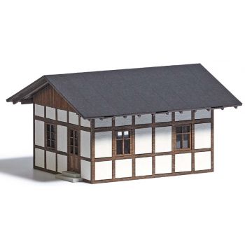 Bahnwärterhaus. Bahnwärterhaus in Fachwerkbauweise mit Holzgiebeln. Echtholz Bausatz, alle Teile fertig koloriert. Größe: 102 x 86 x 57 mm.