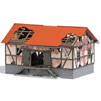 Verfallener Güterschuppen. Bausatz aus echtem Holz. Alle Teile fertig koloriert. Größe: 128 x 85 x 75 mm.