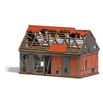 Verfallener Stall, Jagschloss Stern, Ziegel/Fachwerkbauweise, zerstörtes Dach, Bausatz, Größe 9,4 x 5,8 x 6,3 cm