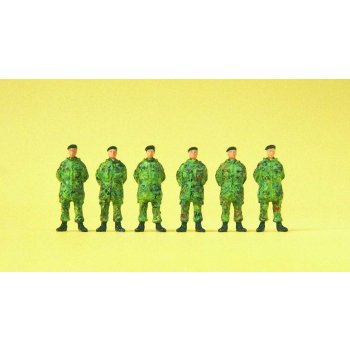 Soldaten stehend, Parka, Barett, Flecktarn