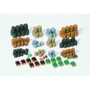 Bierfässer und Bierkästen mit Flaschen