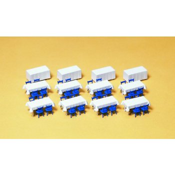 Tische mit Tischdecke, Stühle, Büffettische