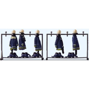 Blaue Feuerwehruniformen auf zwei Ständern, Fertigmodell
