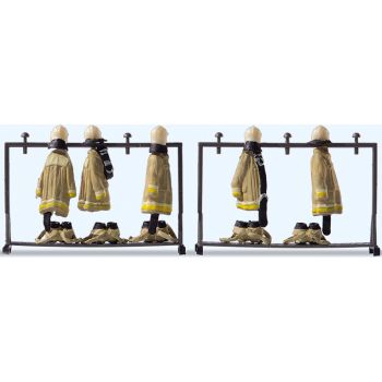 Beigefarbene Feuerwehruniformen auf zwei Ständern, Fertigmodell
