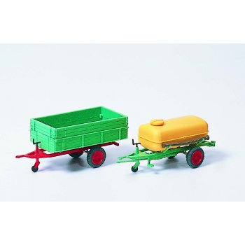 zwei verschiedene Landwirtschaftliche Anhänger