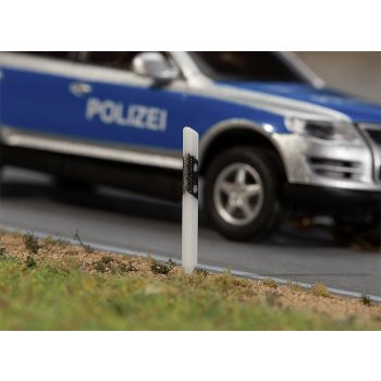 32 Straßenbegrenzungspfähle